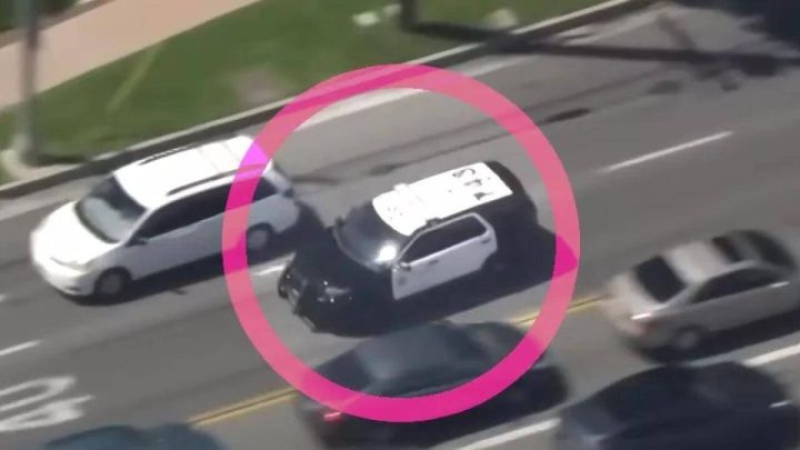 Người phụ nữ đánh cắp ô tô cảnh sát rồi bỏ chạy với tốc độ không tưởng